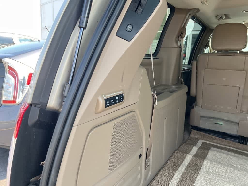 Thumbnail: 2015 Chrysler Town & Country - 24