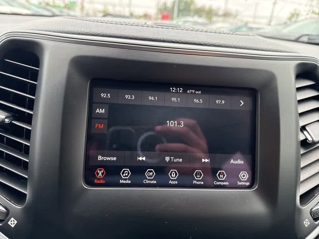 Thumbnail: 2020 Jeep Cherokee - 25