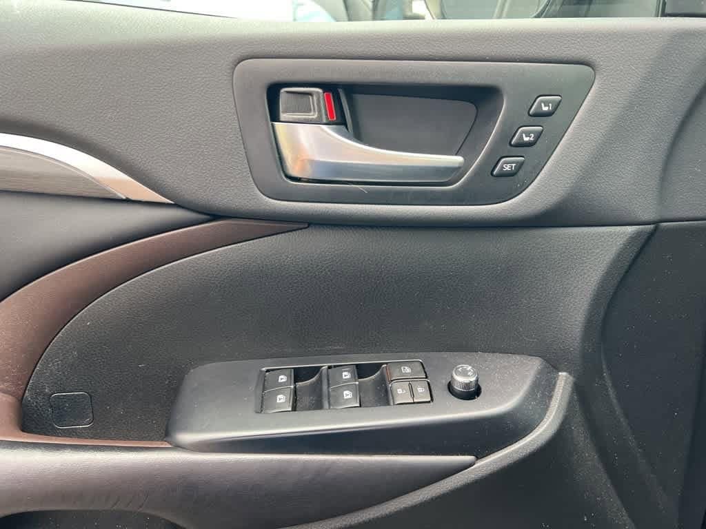 Thumbnail: 2019 Toyota Highlander - 23