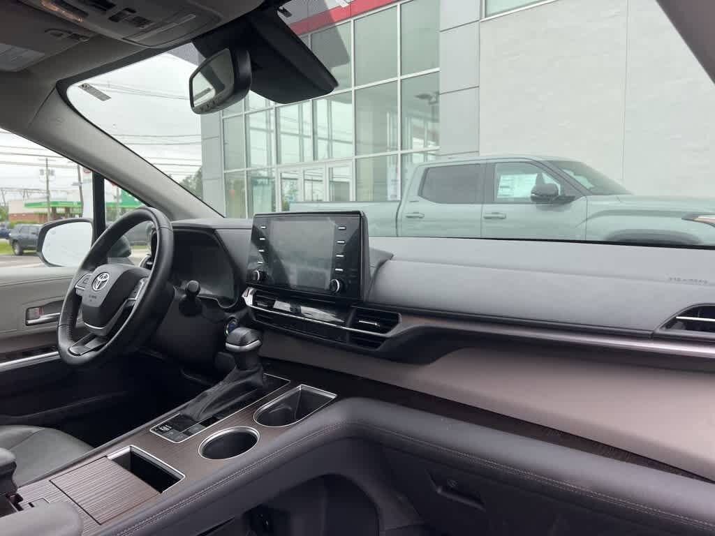 2021 Toyota Sienna XLE 16