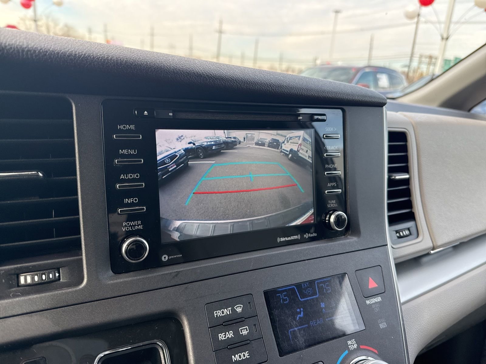 Thumbnail: 2018 Toyota Sienna - 29