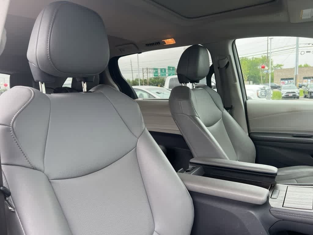 2021 Toyota Sienna XLE 17
