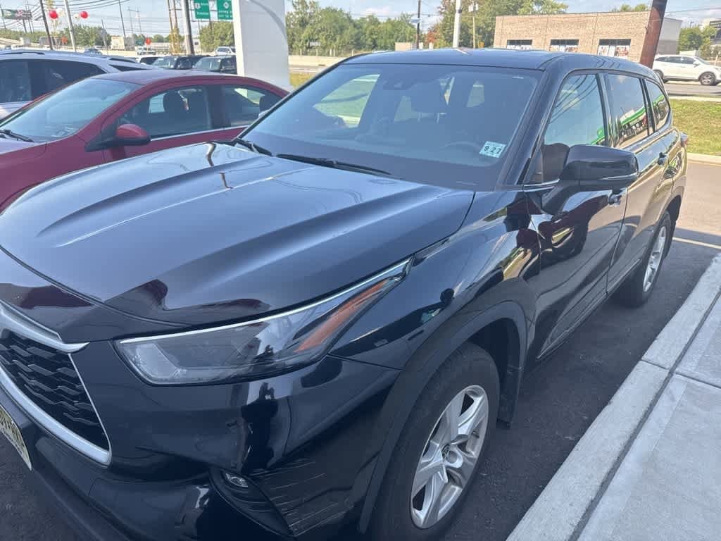 Thumbnail: 2022 Toyota Highlander - 3