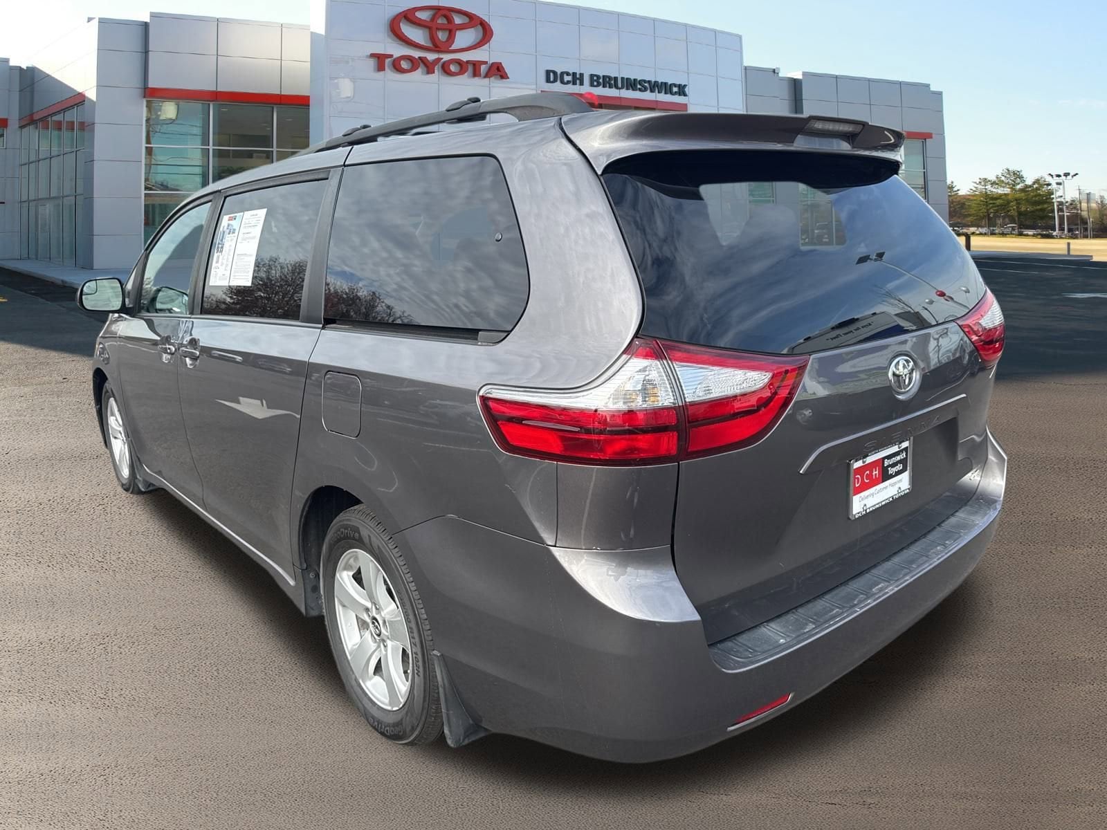 Thumbnail: 2018 Toyota Sienna - 13