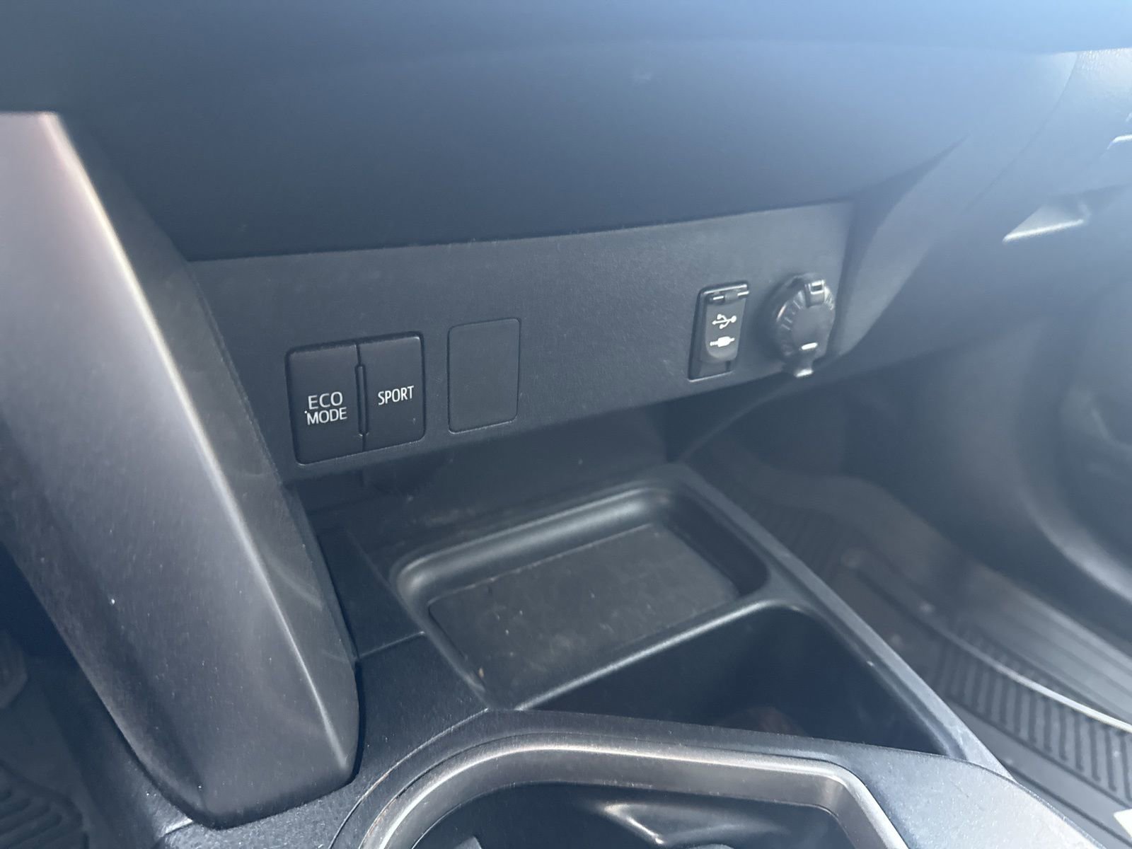 Thumbnail: 2017 Toyota RAV4 - 28