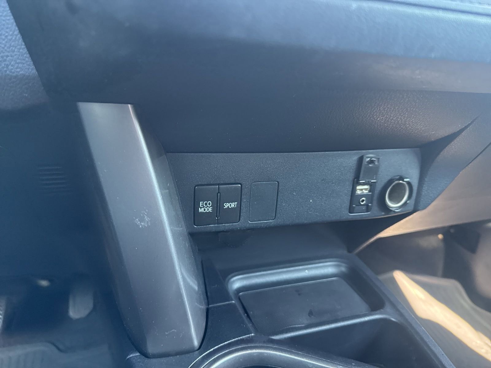 Thumbnail: 2018 Toyota RAV4 - 27