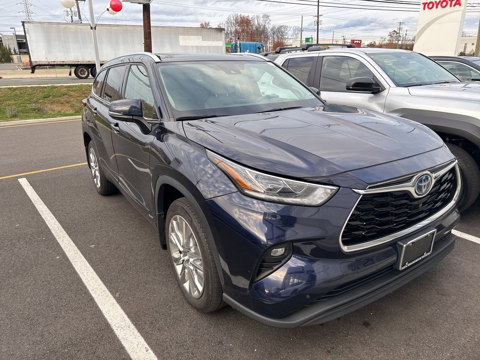 2022 Toyota Highlander Hybrid Limited photo 2