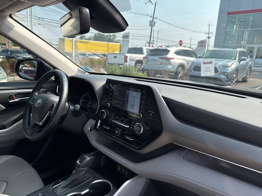 Thumbnail: 2022 Toyota Highlander - 21