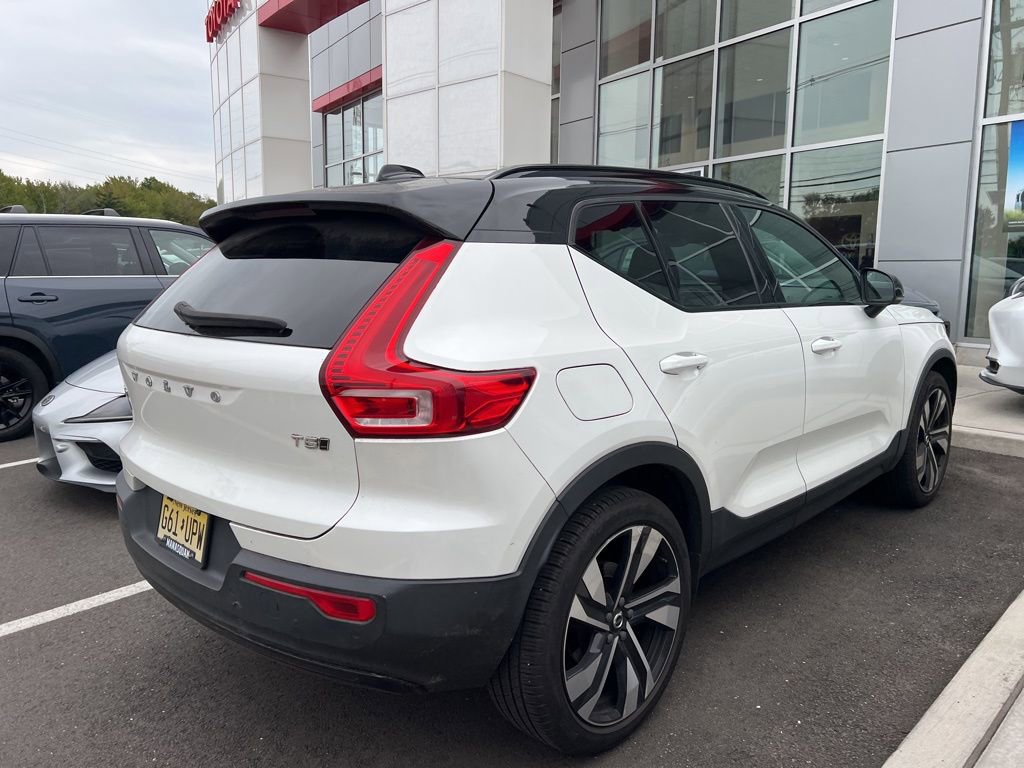 Thumbnail: 2021 Volvo XC40 - 3
