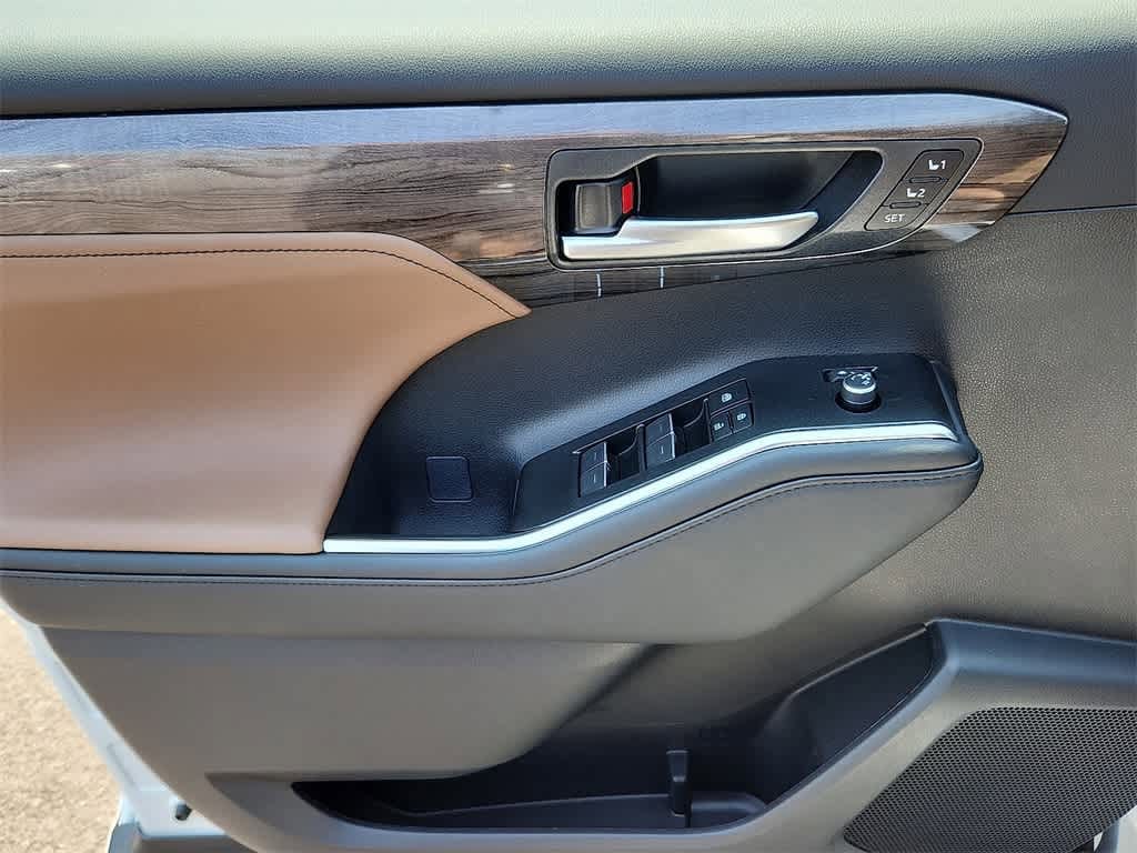 2025 Toyota Highlander Limited 12
