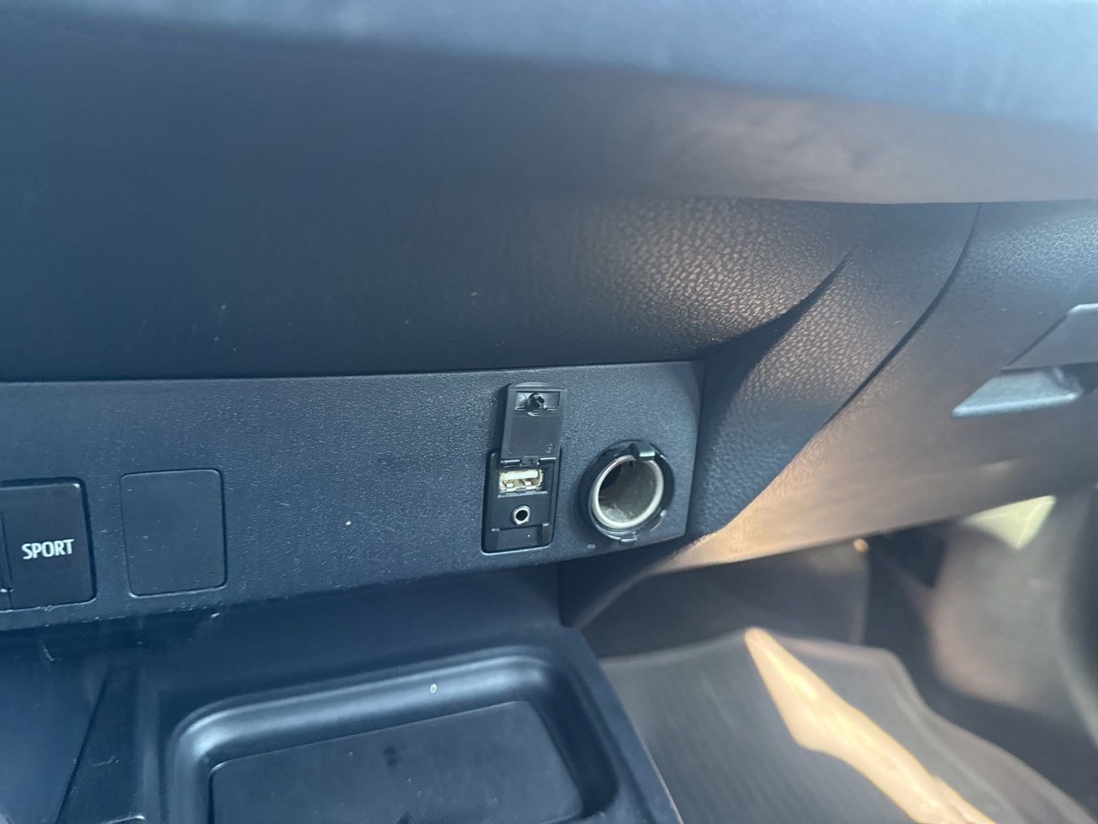 Thumbnail: 2018 Toyota RAV4 - 28