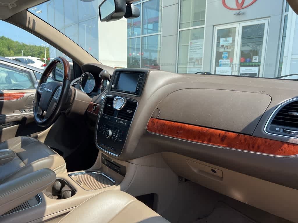 Thumbnail: 2015 Chrysler Town & Country - 17