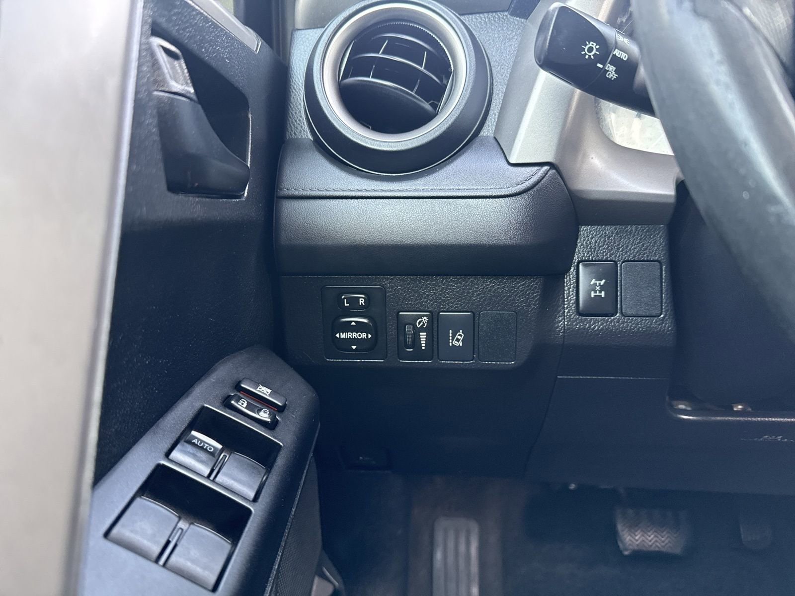 Thumbnail: 2017 Toyota RAV4 - 31