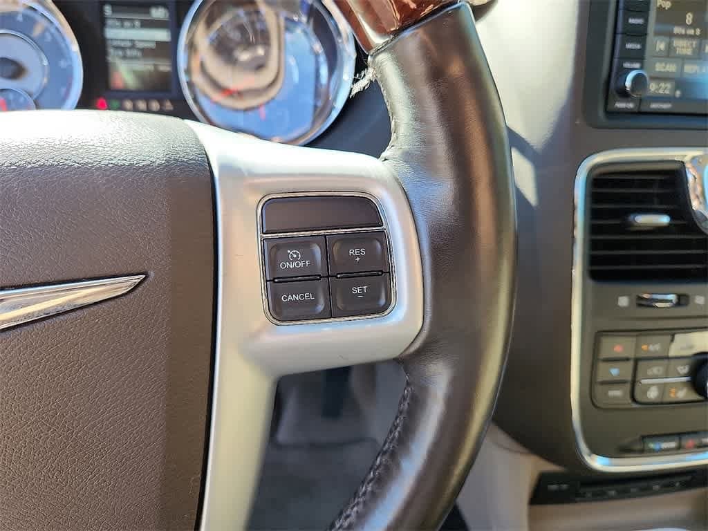 Thumbnail: 2015 Chrysler Town & Country - 27