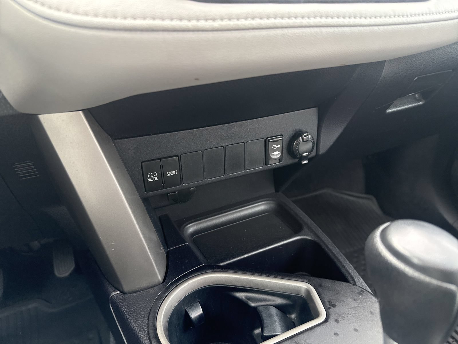 Thumbnail: 2016 Toyota RAV4 - 29