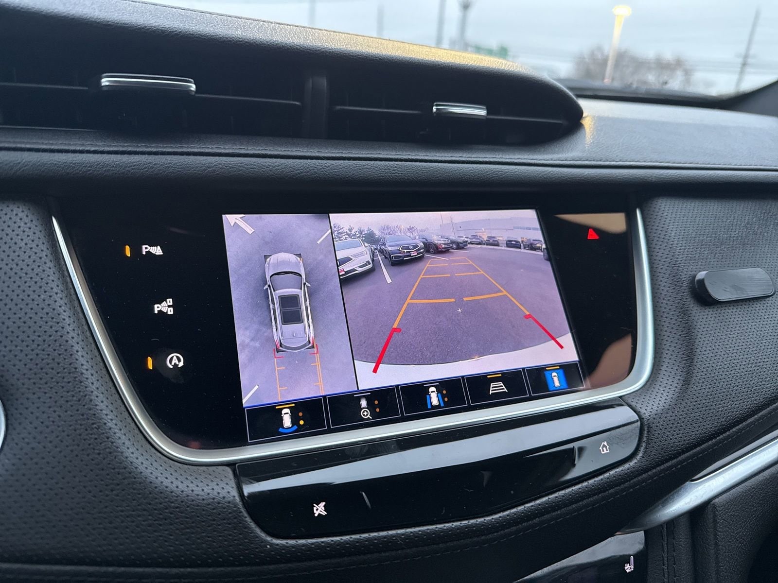 Thumbnail: 2023 Cadillac XT5 - 31