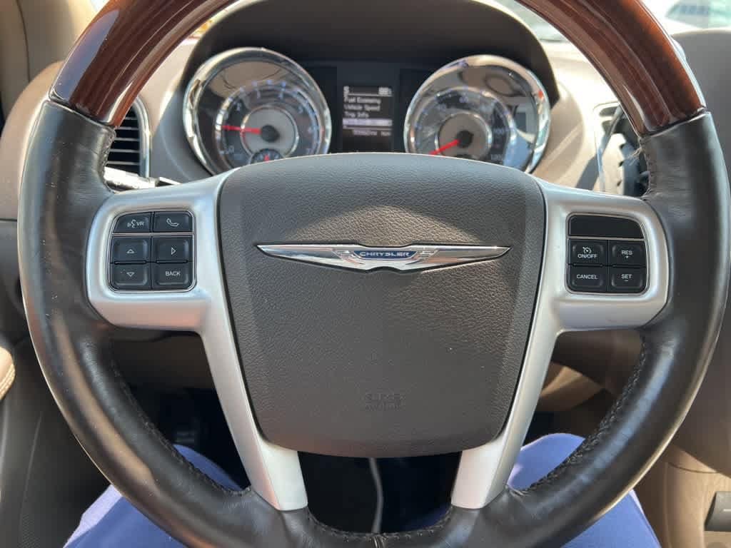 Thumbnail: 2015 Chrysler Town & Country - 19