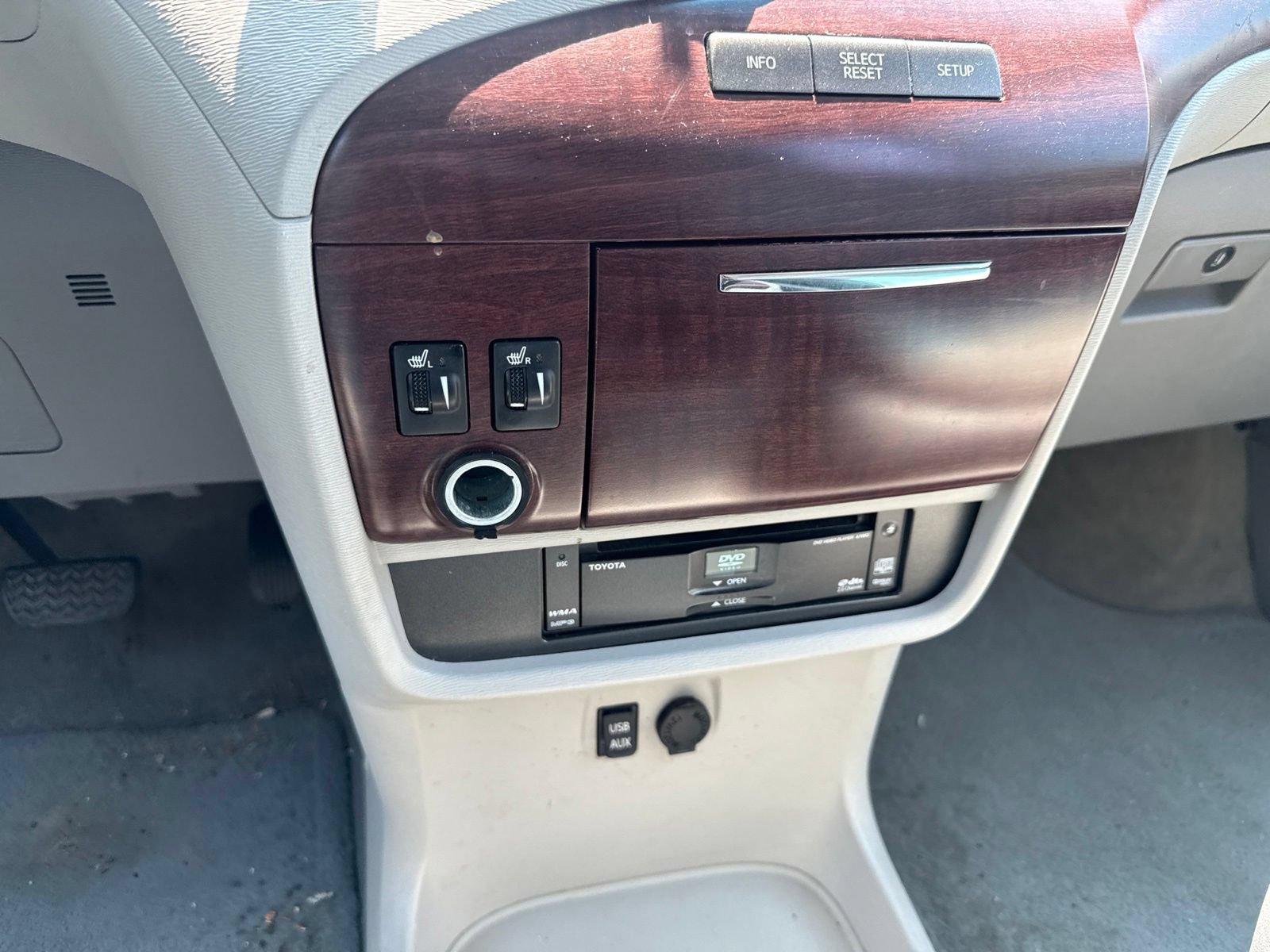 Thumbnail: 2012 Toyota Sienna - 28