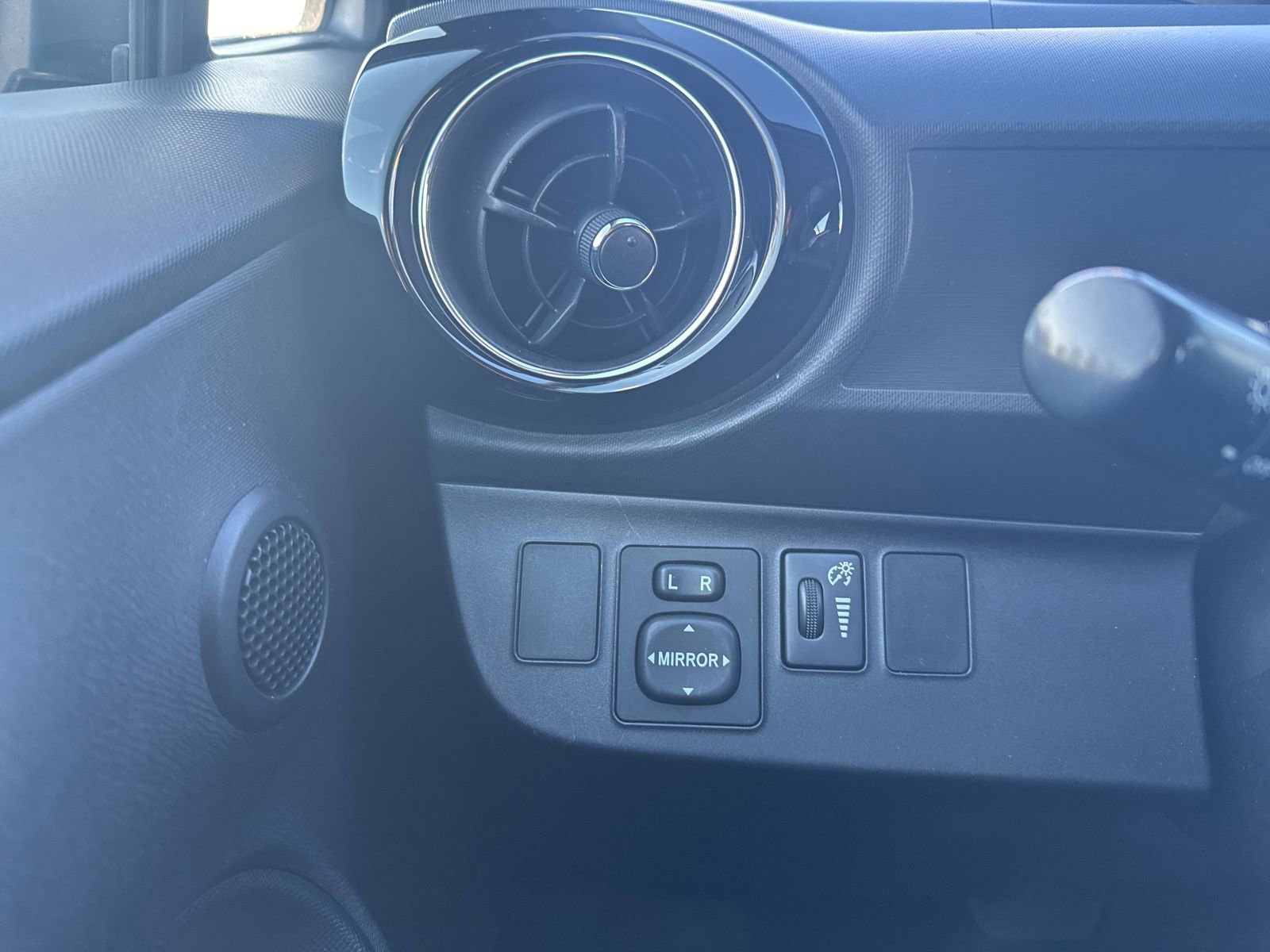 Thumbnail: 2015 Toyota Prius c - 31