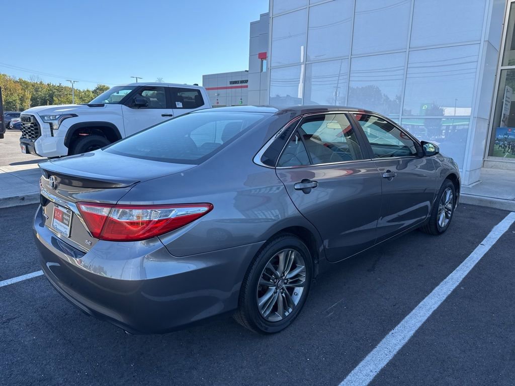 2016 Toyota Camry SE photo 3