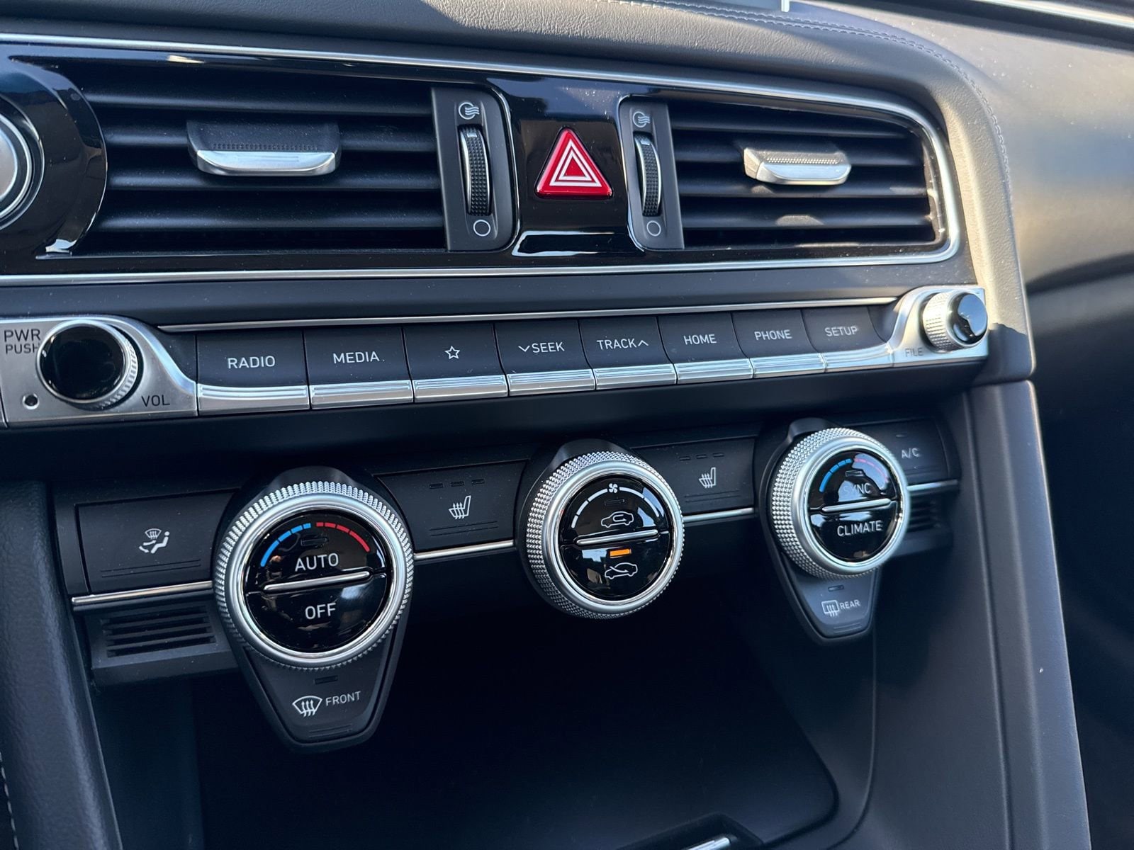 Thumbnail: 2020 Genesis G70 - 26