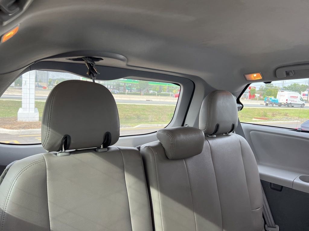Thumbnail: 2018 Toyota Sienna - 16