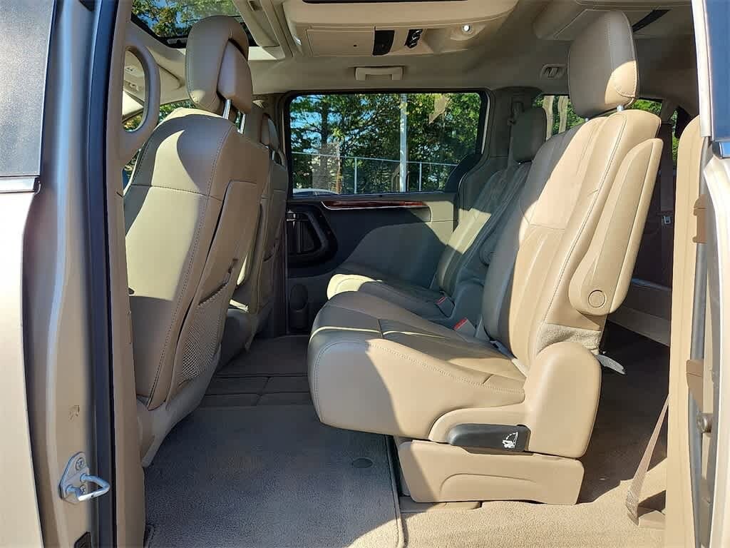 Thumbnail: 2015 Chrysler Town & Country - 16