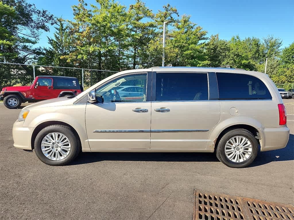 Thumbnail: 2015 Chrysler Town & Country - 13