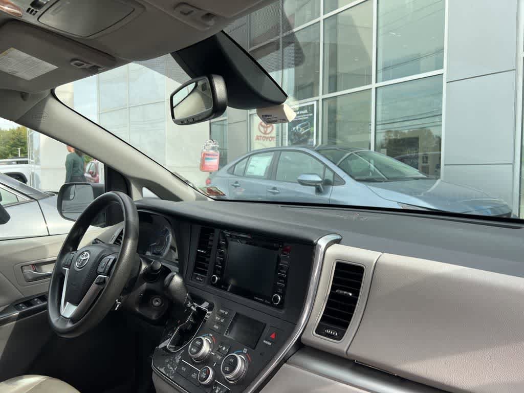 Thumbnail: 2018 Toyota Sienna - 13