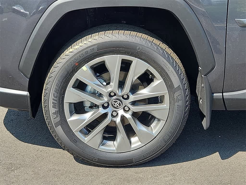 2025 Toyota RAV4 XLE Premium 8