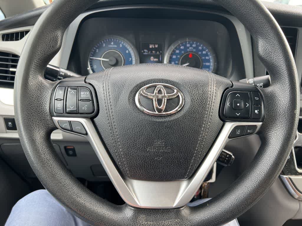 Thumbnail: 2018 Toyota Sienna - 17