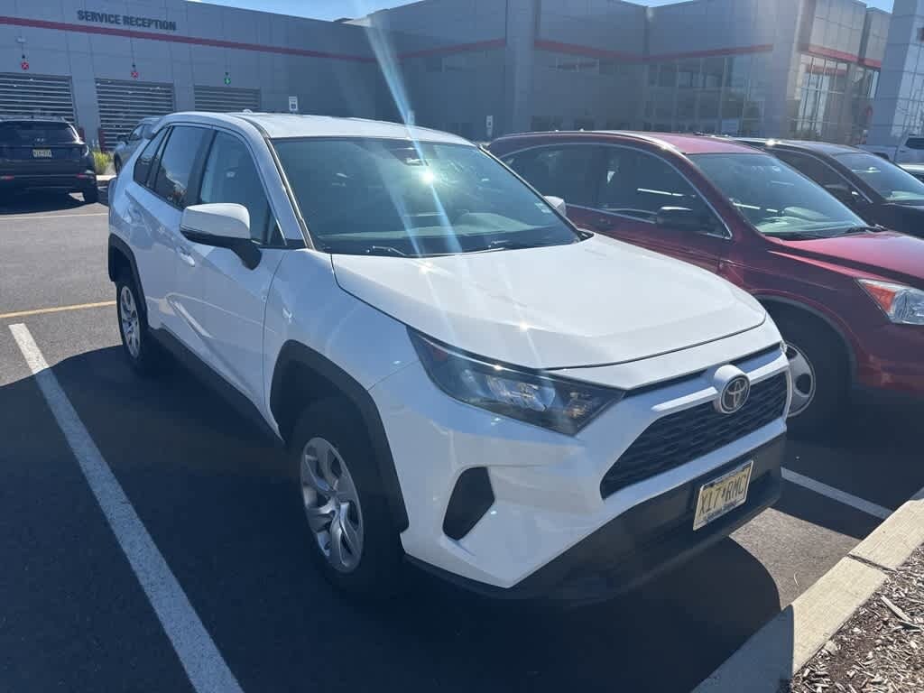 2022 Toyota RAV4 LE photo 2