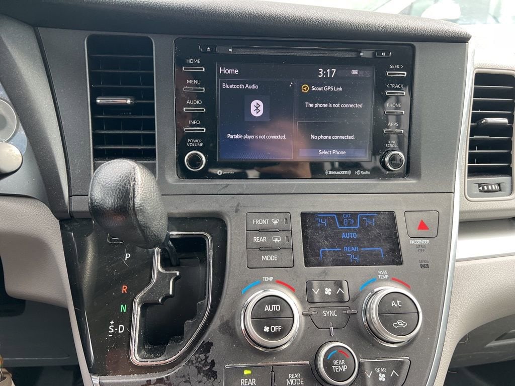 Thumbnail: 2018 Toyota Sienna - 18