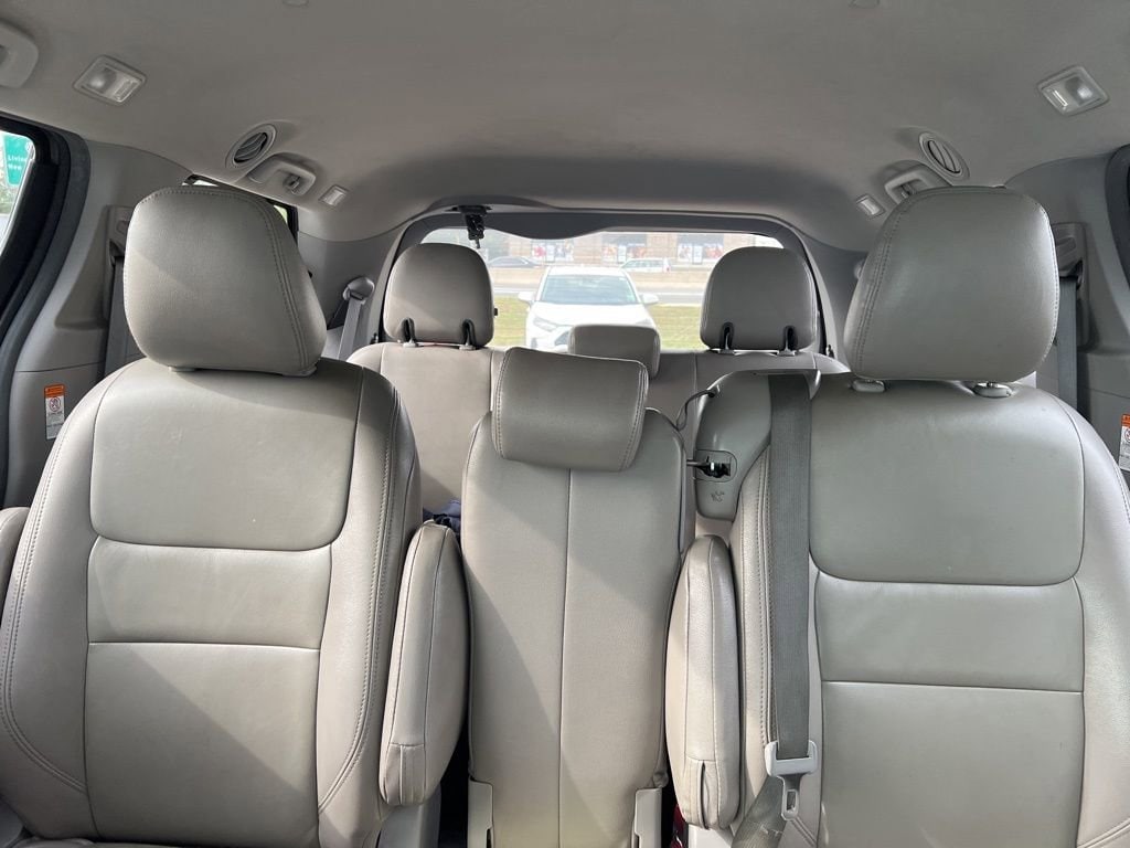 Thumbnail: 2018 Toyota Sienna - 19