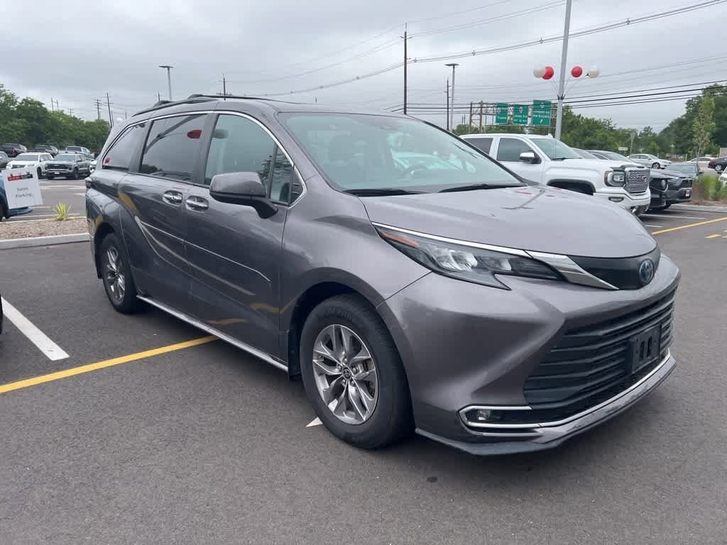 2021 Toyota Sienna XLE 2