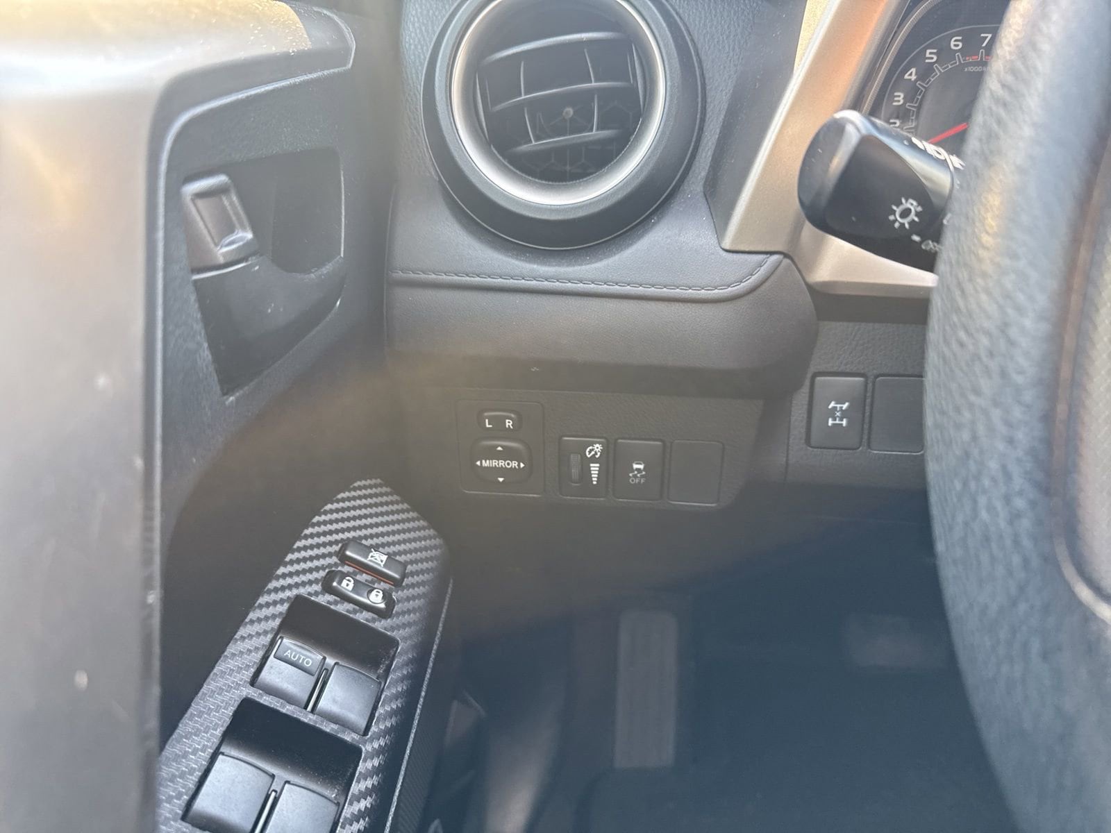 Thumbnail: 2015 Toyota RAV4 - 29