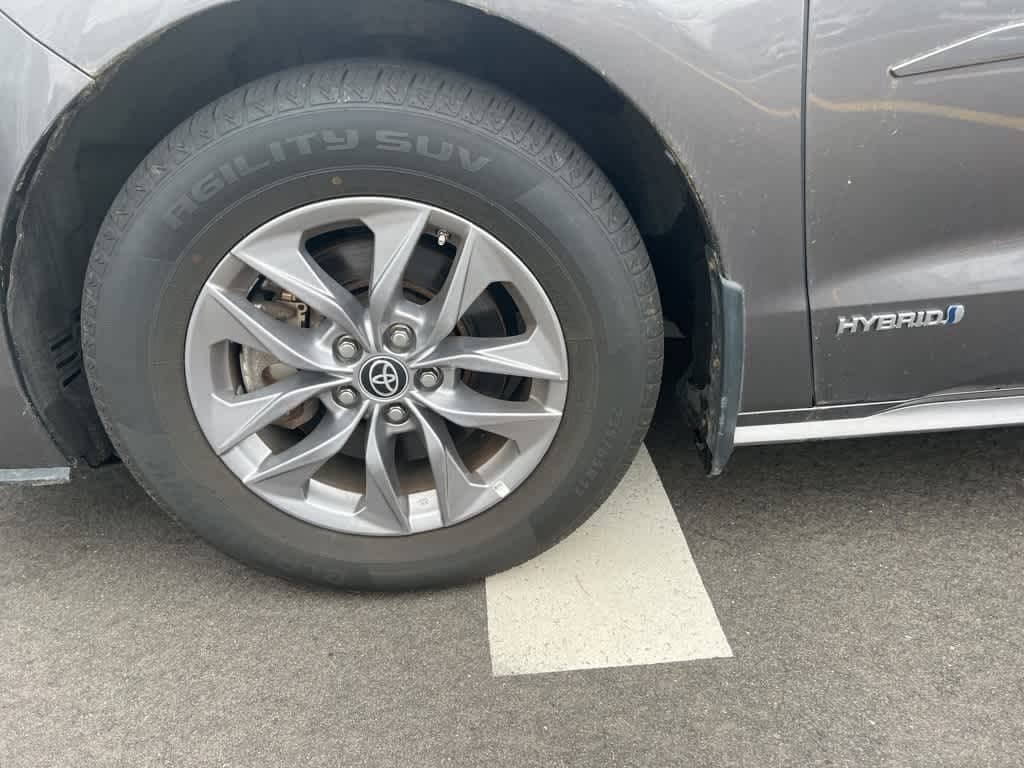 2021 Toyota Sienna XLE 25