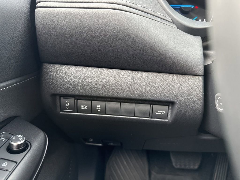 Thumbnail: 2023 Toyota Venza - 30