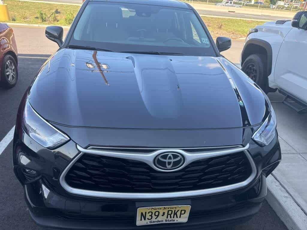 2022 Toyota Highlander LE photo 2
