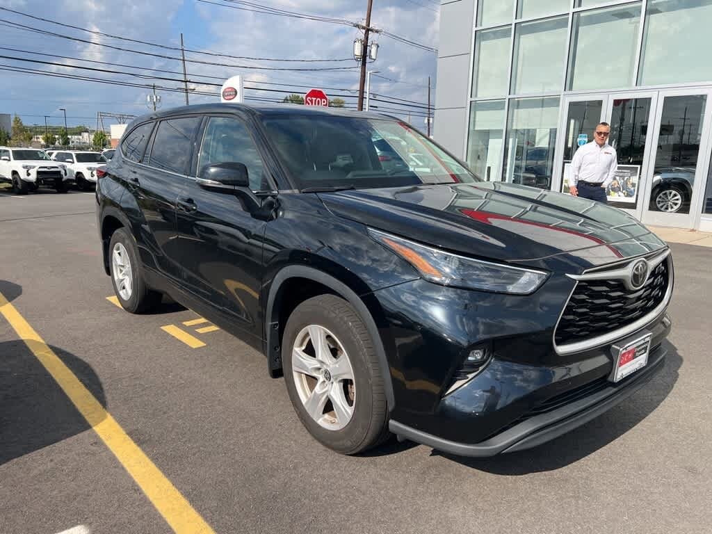 2022 Toyota Highlander LE photo 2