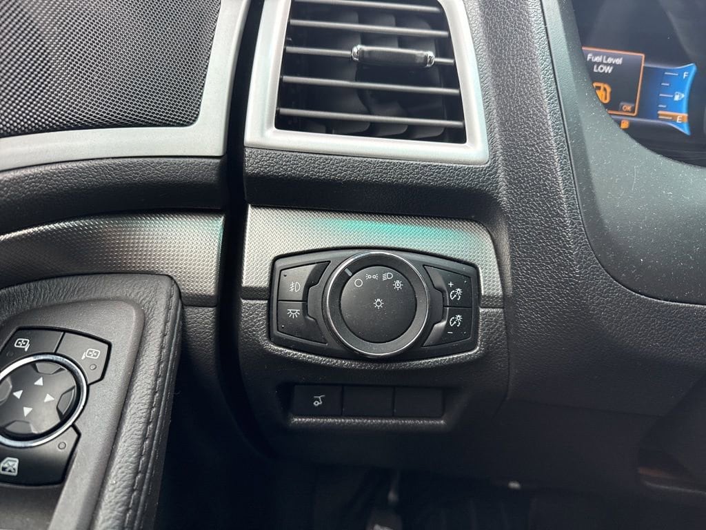 Thumbnail: 2015 Ford Explorer - 31