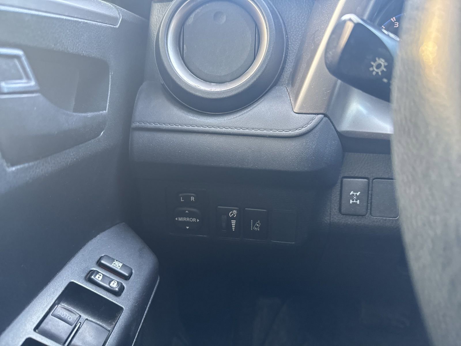 Thumbnail: 2017 Toyota RAV4 - 30