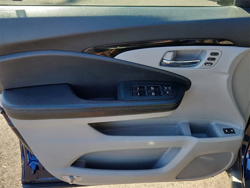 Thumbnail: 2017 Honda Pilot - 18