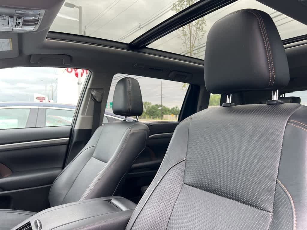 Thumbnail: 2019 Toyota Highlander - 14