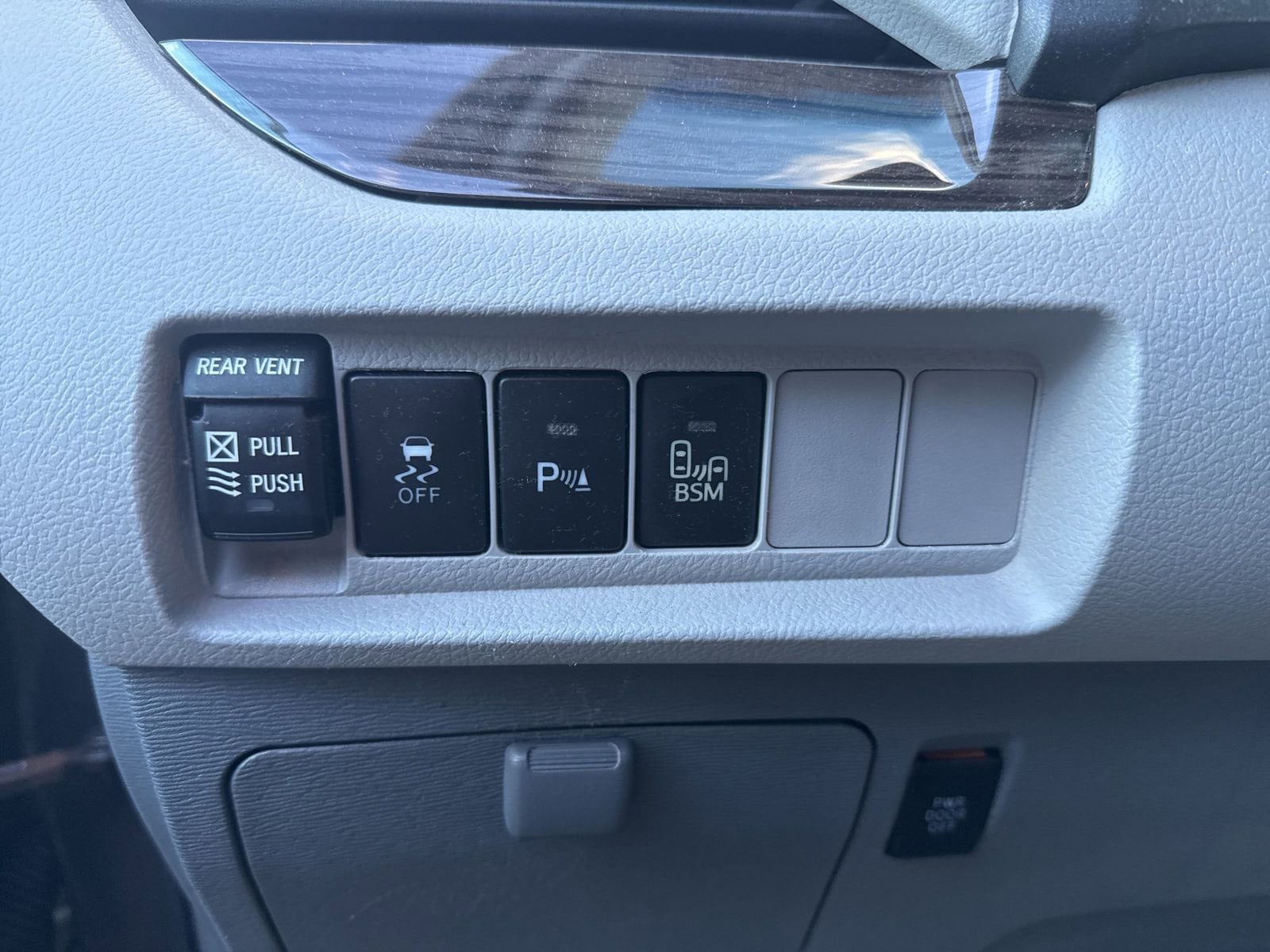 Thumbnail: 2017 Toyota Sienna - 24