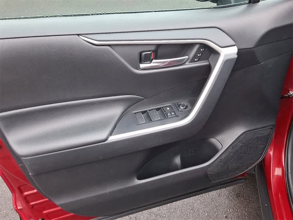 2021 Toyota RAV4 XLE Premium 16