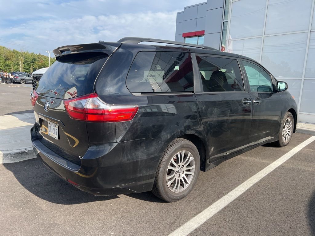 2020 Toyota Sienna XLE photo 3