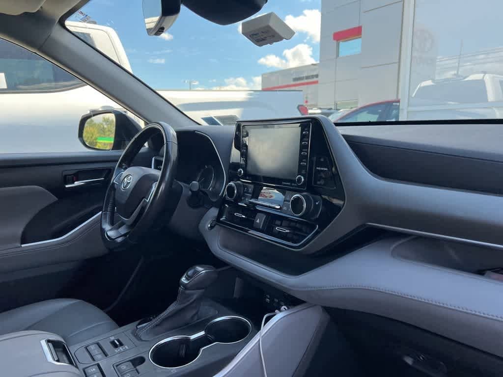 Thumbnail: 2022 Toyota Highlander - 13