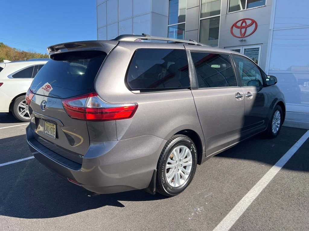 Thumbnail: 2016 Toyota Sienna - 3