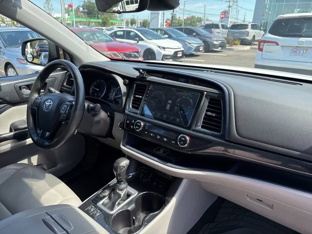 Thumbnail: 2019 Toyota Highlander - 19